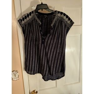 Short-sleeved blouse